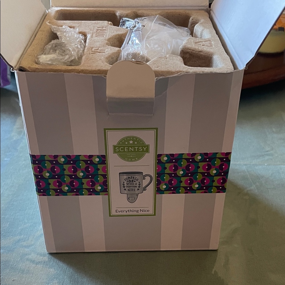 Scentsy Everything Nice Mug Warmer with Colorful Pattern